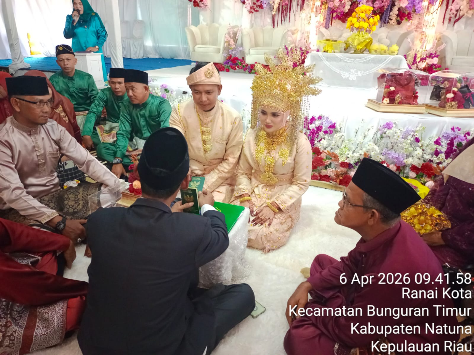 Awali Pekan dengan Layanan Prima, Kepala KUA Pimpin Akad Nikah di Sisi Basisir